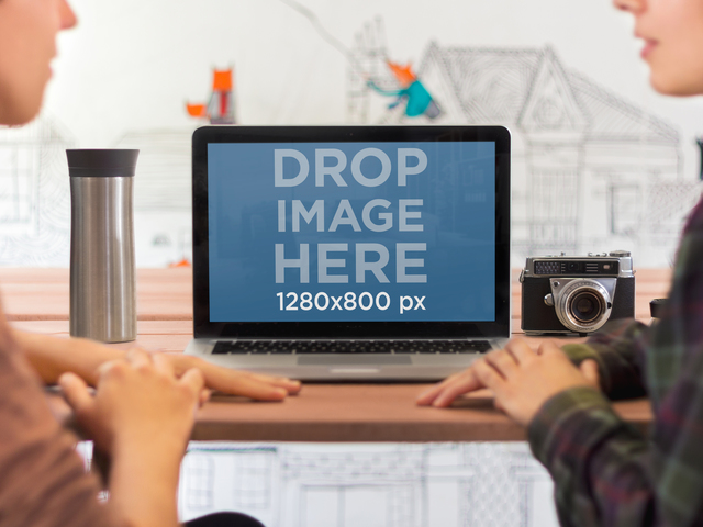 Maquete do produto, Macbook em uma mesa de madeira Placeit Stage Image