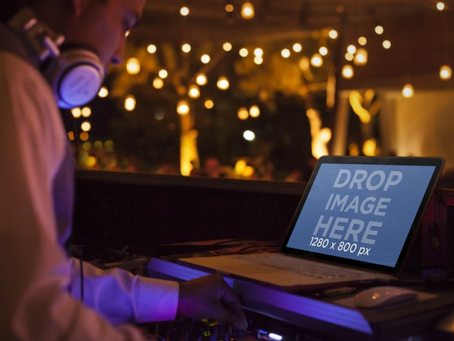 Modelo de maquete do Macbook Pro de DJ em uma imagem de palco Placeit de festa