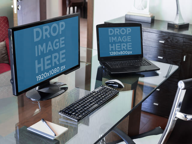 企業のオフィスでの PC デスクトップとラップトップのモックアップ