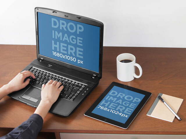 クリエイティブ オフィスでの PC ラップトップと iPad のモックアップ テンプレート