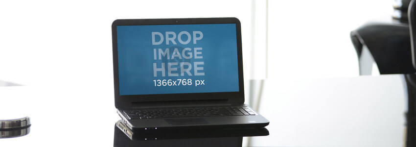 ガラス テーブル上の DELL ノートパソコンのモックアップ