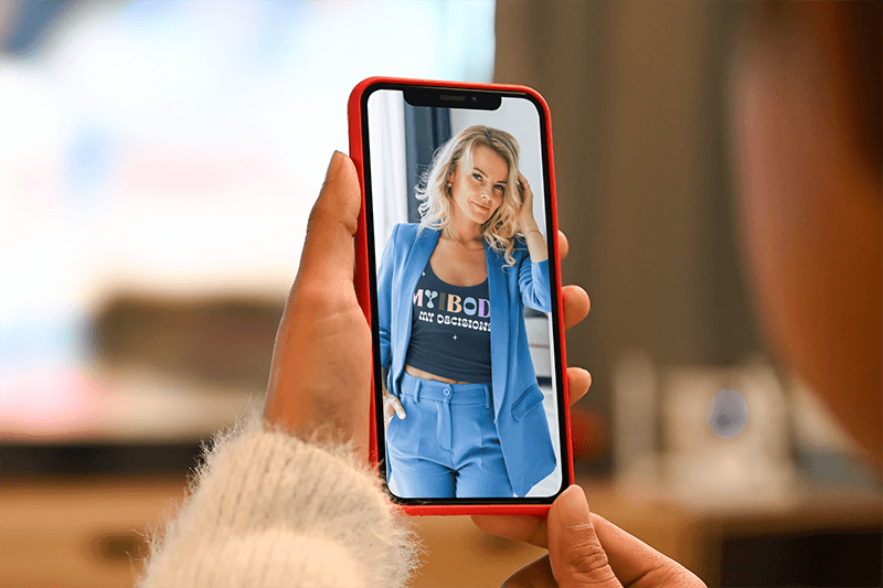 彼女の Iphone を使用して女性の肩越しのモックアップ