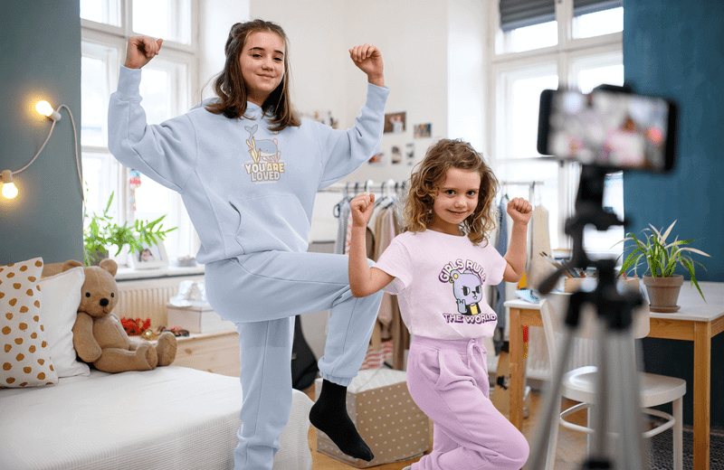 Machetă de tricou și hanorac a două surori care înregistrează un videoclip