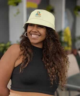 Mockup Di Una Donna Che Indossa Un Cappello Ricamato Fresco