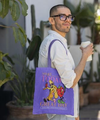 Borsa Tote Mockup Di Un Uomo Barbuto In Possesso Di Una Tazza Di Caffè