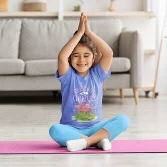 T Shirt Mockup Di Una Ragazza Sorridente Che Fa Yoga A Casa M16311 R El2