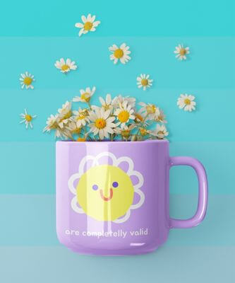 Mockup di tazza da caffè con graziosi fiori di campo