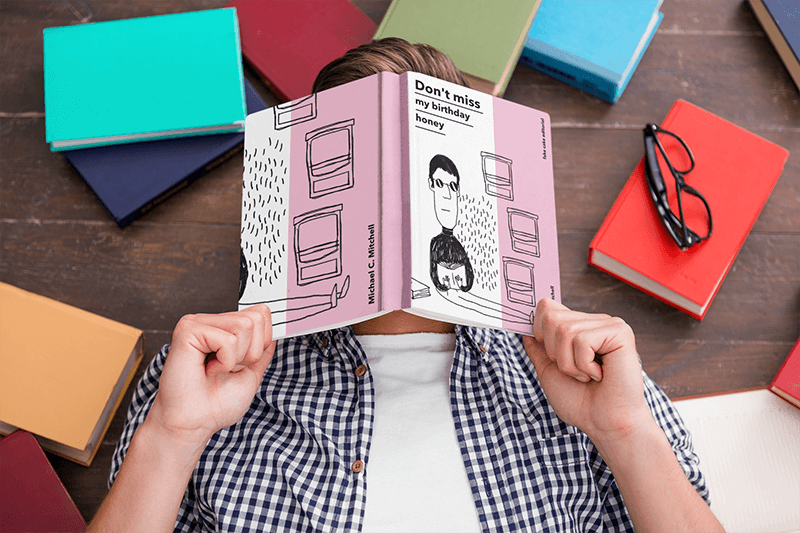 Mockup Di Un Uomo Che Nasconde Il Volto Dietro Un Libro