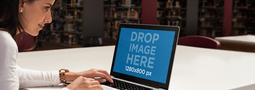 MacBook Pro Mockup ของเด็กผู้หญิงที่ห้องสมุด