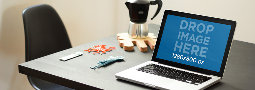 เทมเพลต MacBook Mockup ที่ Creative Office Environment