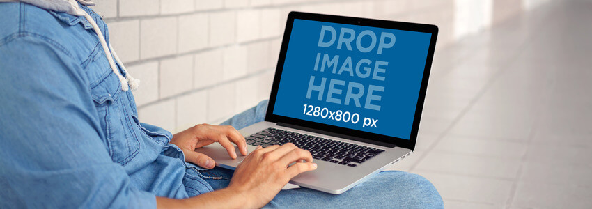 ภาพจำลองที่มีนักเรียนใช้ MacBook Pro ที่โรงเรียน
