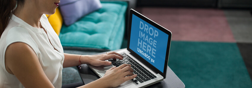 ภาพจำลองแล็ปท็อปของหญิงสาวที่ใช้ MacBook Pro ที่บ้าน
