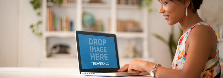 รูปจำลองของหญิงสาวในชุดดอกไม้โดยใช้ MacBook ที่บ้าน