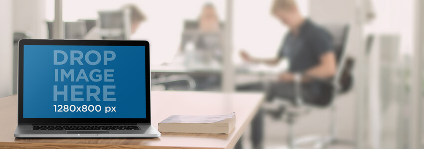MacBook Mockup บนโต๊ะในสภาพแวดล้อมสำนักงาน