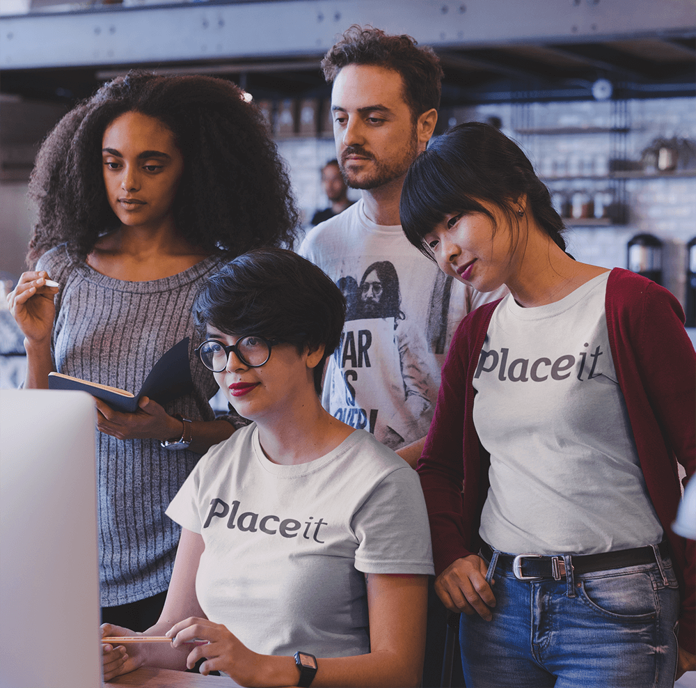 Groupe de collègues dans une startup portant une maquette de t-shirts lors d'une réunion