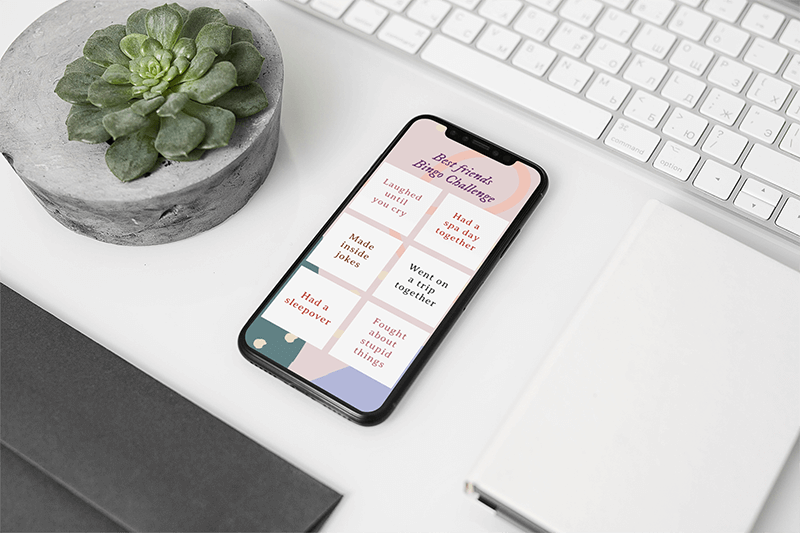 Maquette d'un iPhone 11 Pro placé sur un bureau soigné à côté d'un pot de fleurs