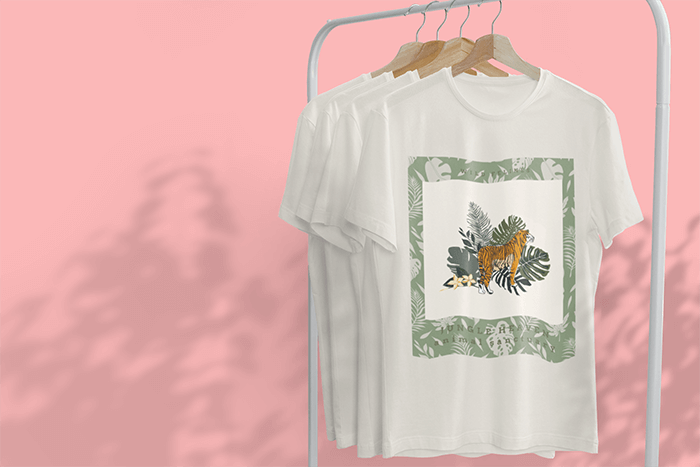 Machetă a unui tricou agățat cu umbre de copac în fundal