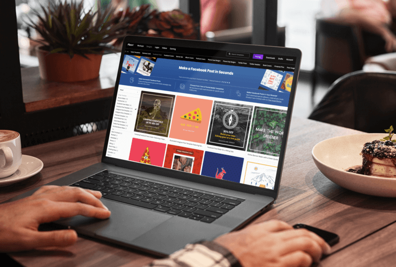 Bir Kahve Ve Lezzetli Bir Tatlı İçeren Macbook Pro Mockup