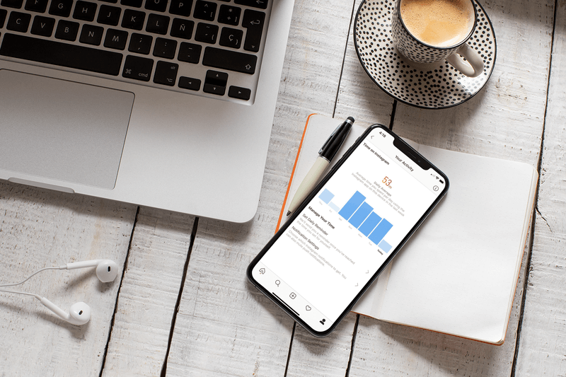 커피숍 설정이 포함된 Iphone Xs 모형