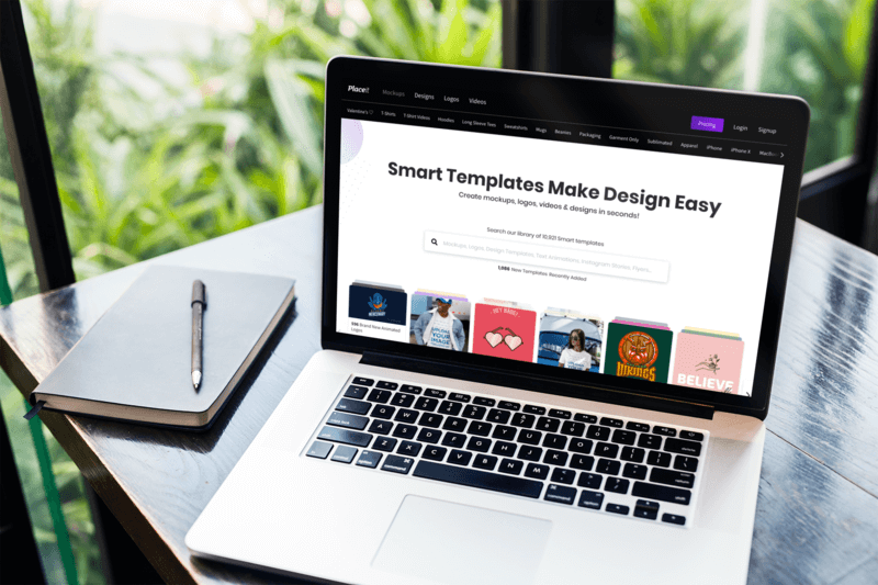 Machetă a unui Macbook Pro plasat pe un birou de lucru modern