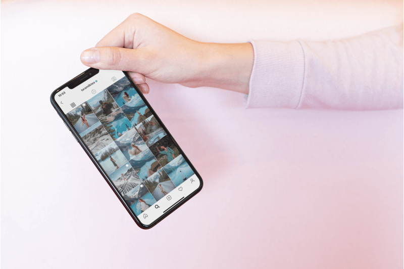Maqueta de una mujer sosteniendo un Iphone 11 Pro con un feed de Instagram