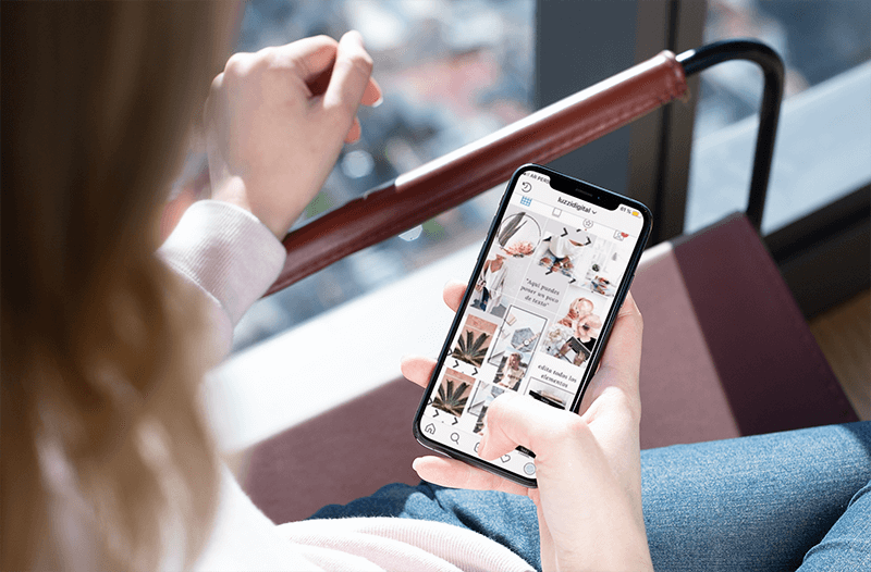 Sur l'épaule Iphone Xs maquette d'une fille assise sur une chaise minimaliste