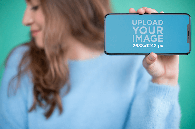 ผู้หญิงกำลังถือ Iphone Mockup