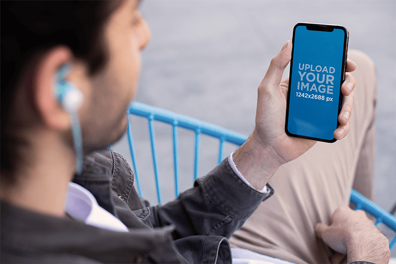 Guy Wtih หูฟังและ Iphone Mockup