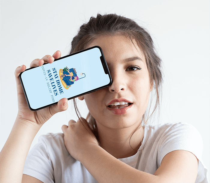 一个女孩用她的 Iphone 遮住一只眼睛的模型