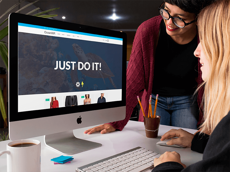 Coppia Di Donne Che Usano Un Modello Imac Mentre In Ufficio