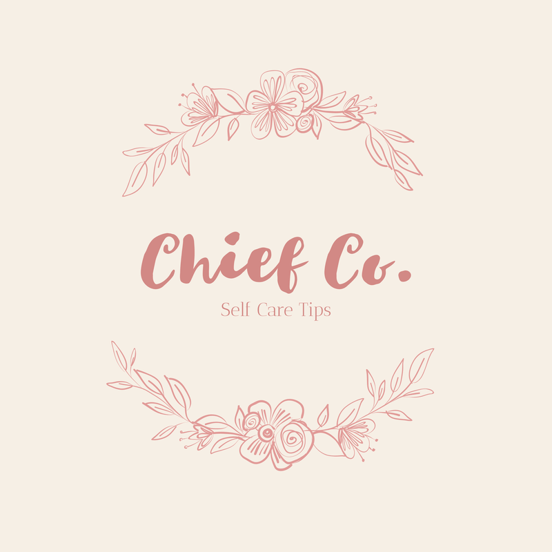 Creatore di logo del marchio di trucco con cornice floreale