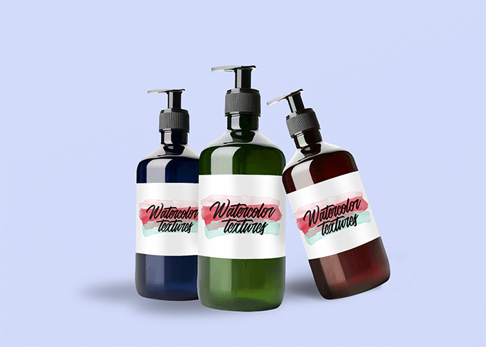 Mockup con tre flaconi disinfettanti per le mani su uno sfondo a tinta unita 3986 El1