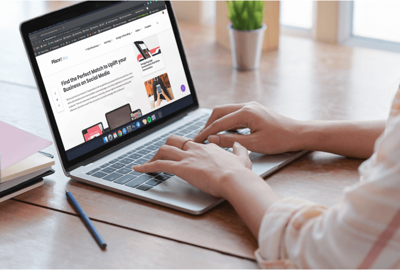 Maquette d'une femme travaillant sur un Macbook Pro à la maison
