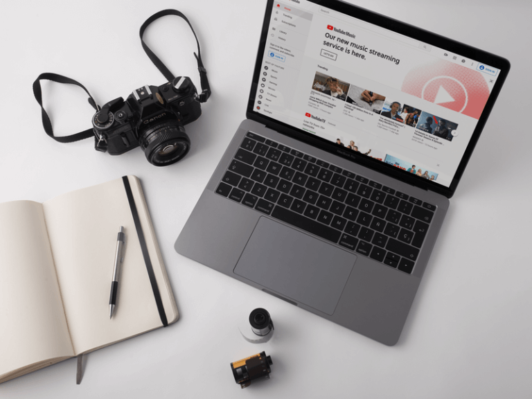 Macbook Pro Mockup accanto a una fotocamera
