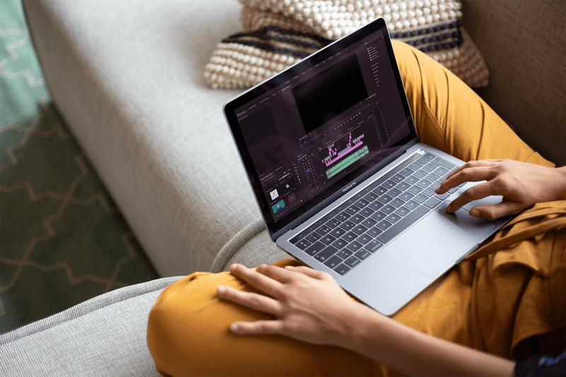 Donna Che Lavora Con Un Mockup Macbook Seduto Su Un Divano