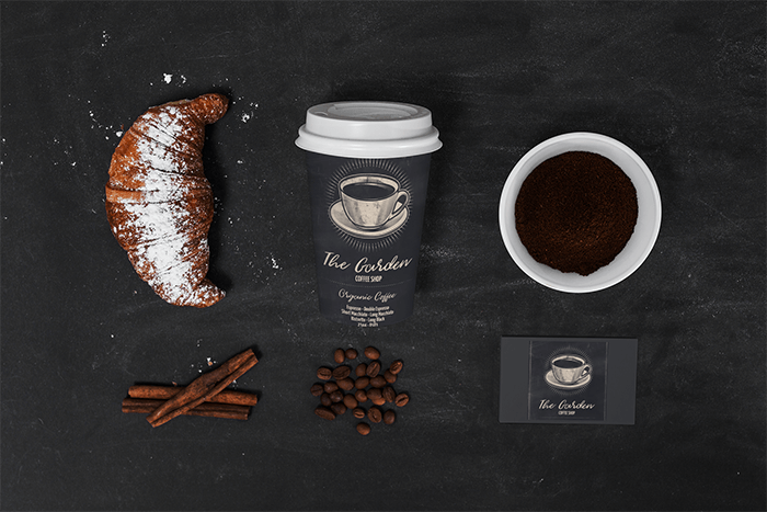 Maquette de tasse à café avec des cartes de visite et un croissant