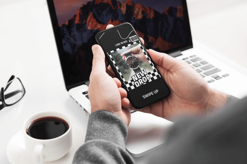 Mockup di un uomo che usa il suo Iphone 11 Pro