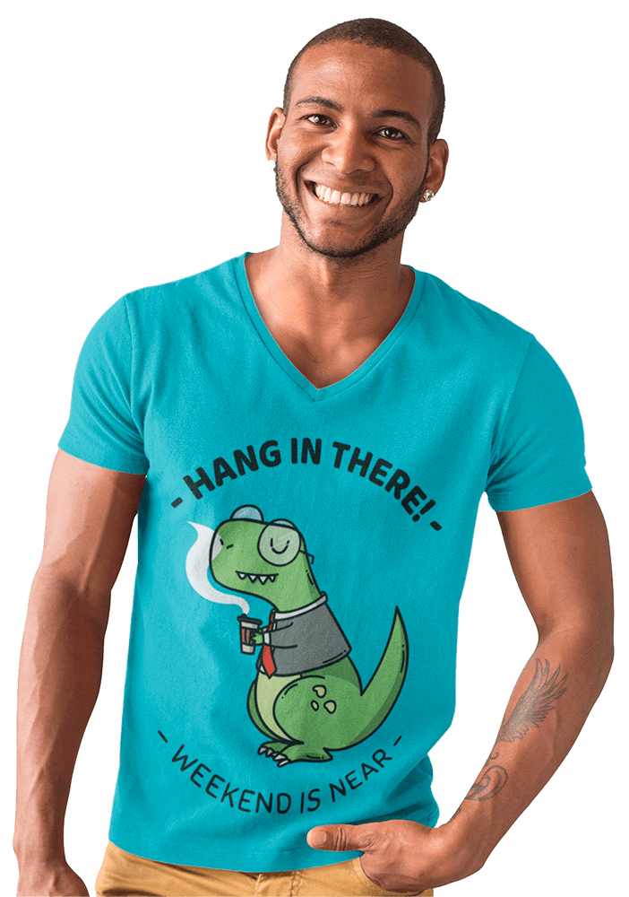 T-Shirt Mockup eines hübschen lächelnden Mannes in einem Fotostudio A9817