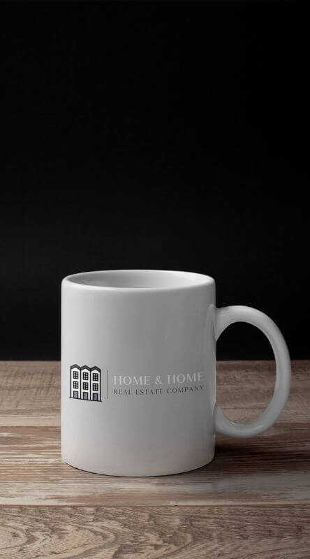 Kaffeebecher-Modell auf einem Holztisch