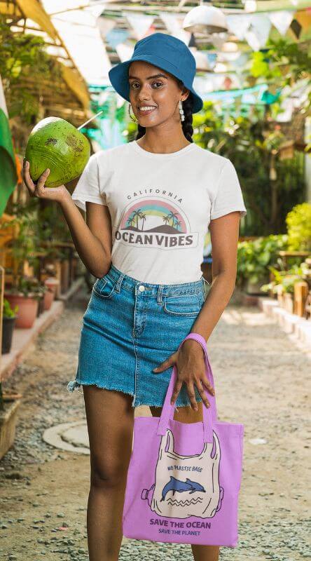 Gildan T-Shirt und Tragetasche Mockup einer lächelnden Frau mit einer Kokosnuss