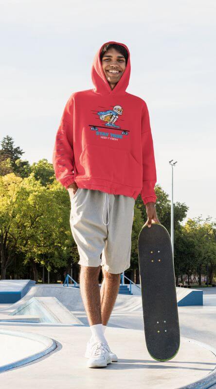 Pullover-Hoodie-Modell eines lächelnden Mannes, der ein Skateboard hält