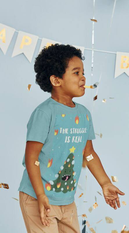Rundhals-T-Shirt Mockup eines Kindes, das seinen Geburtstag feiert