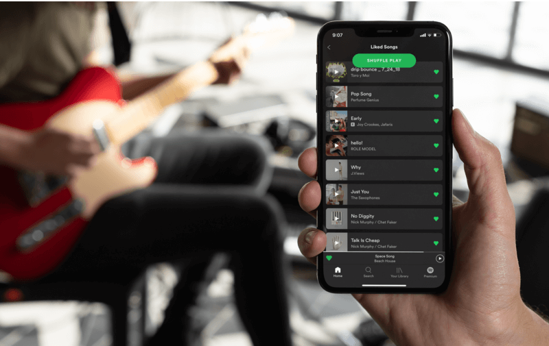 Iphone 11 Pro Mockup mit einem Mann, der Gitarre spielt
