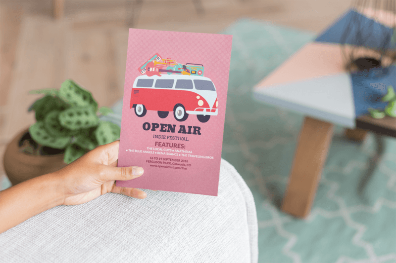 Modell einer Hand, die einen Flyer auf einem Sessel hält