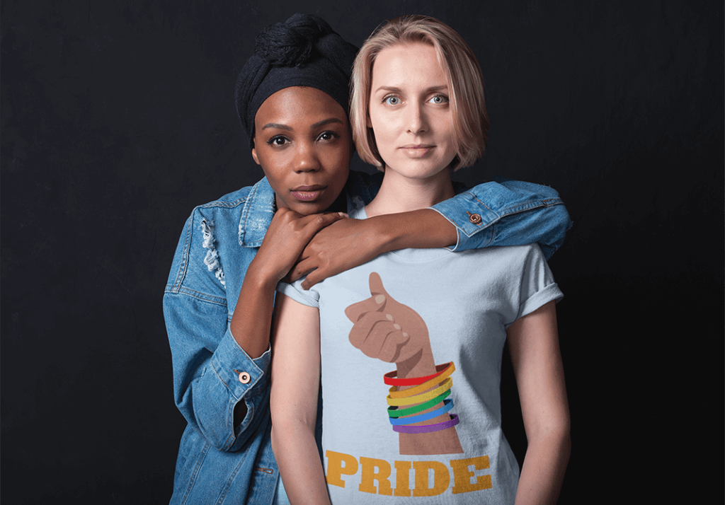 Coppia interrazziale della maglietta lgbt