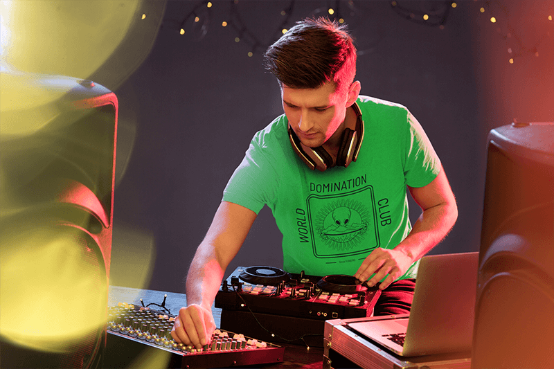 Makieta koszulki męskiej Dj na scenie