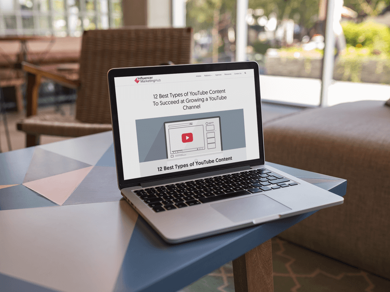 桌子边缘的 Macbook 样机