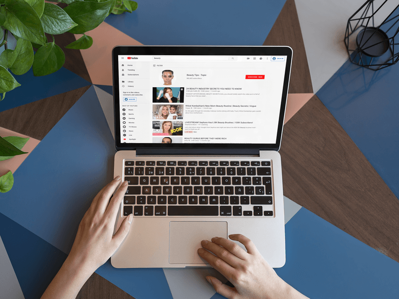 带有美容视频的多色桌子上的 Macbook 样机