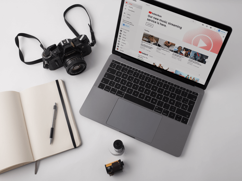 相机旁边的 Macbook Pro 样机
