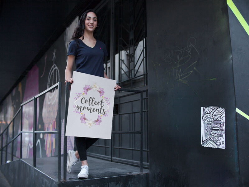 Mockup Of A Happy Girl ถือโปสเตอร์